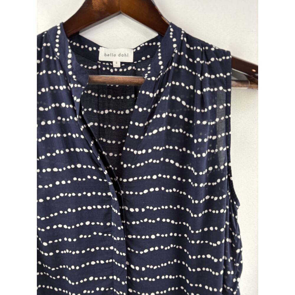 Women’s Bella Dahl Small Navy Sleeveless Blouse w/ White Polka Dots - Picture 2 of 6